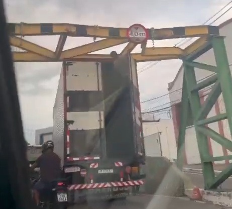 Vídeo: Caminhão fica preso em limitador de altura e trava trânsito em Manaus