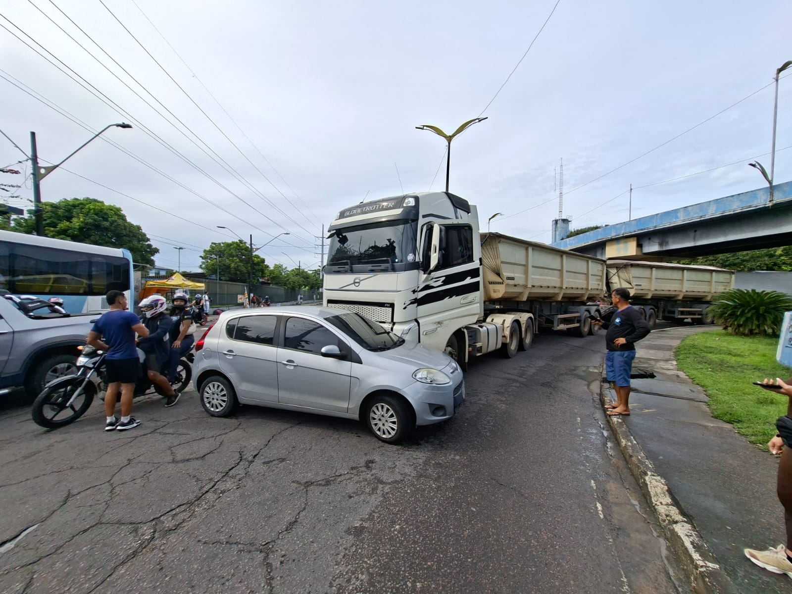 Acidente e discussão entre motoristas travam trânsito na Zona Leste de Manaus Acidente e discussão entre motoristas travam trânsito na Zona Leste de Manaus