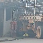 VÍDEO: Caminhão perde controle e invade casa em ladeira de Manaus