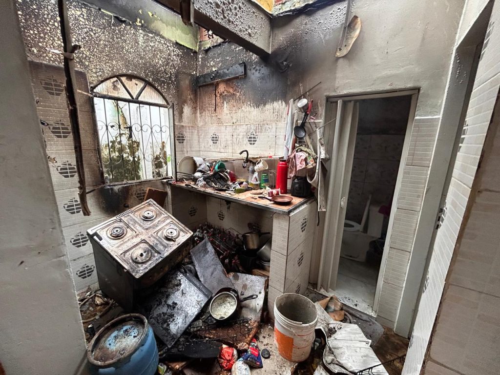 Bombeiros atendem ocorrência de explosão em residência no bairro Petrópolis em Manaus