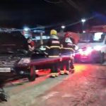 Homem perde controle de carro e morre ao colidir com poste