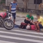 VÍDEO: Motociclista é arremessado ao bater em carro parado em avenida de Manaus
