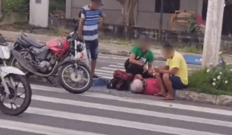 Motociclista bate em carro parado para pedestre e é arremessado em avenida de Manaus