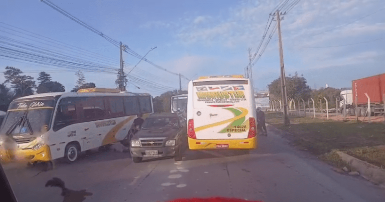 Motociclista morre ao ser arremessado para debaixo de ônibus após colisão em Manaus