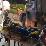 Motociclista de aplicativo e passageira ficam feridos após batida violenta contra caçamba em Manaus