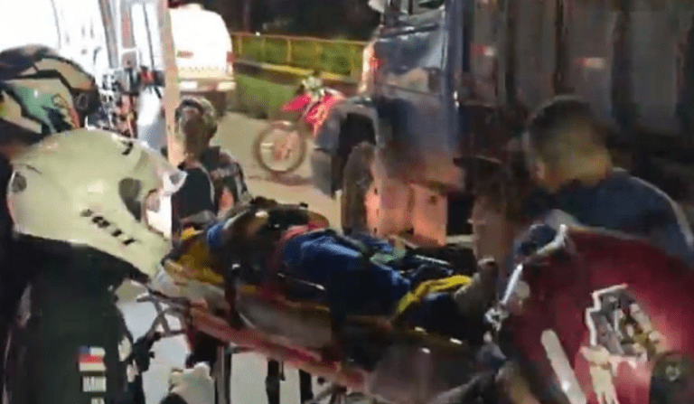 Motociclista de aplicativo e passageira ficam feridos após batida violenta contra caçamba em Manaus