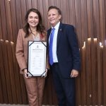 Adjuto Afonso homenageia juíza com Medalha Ruy Araújo no AM