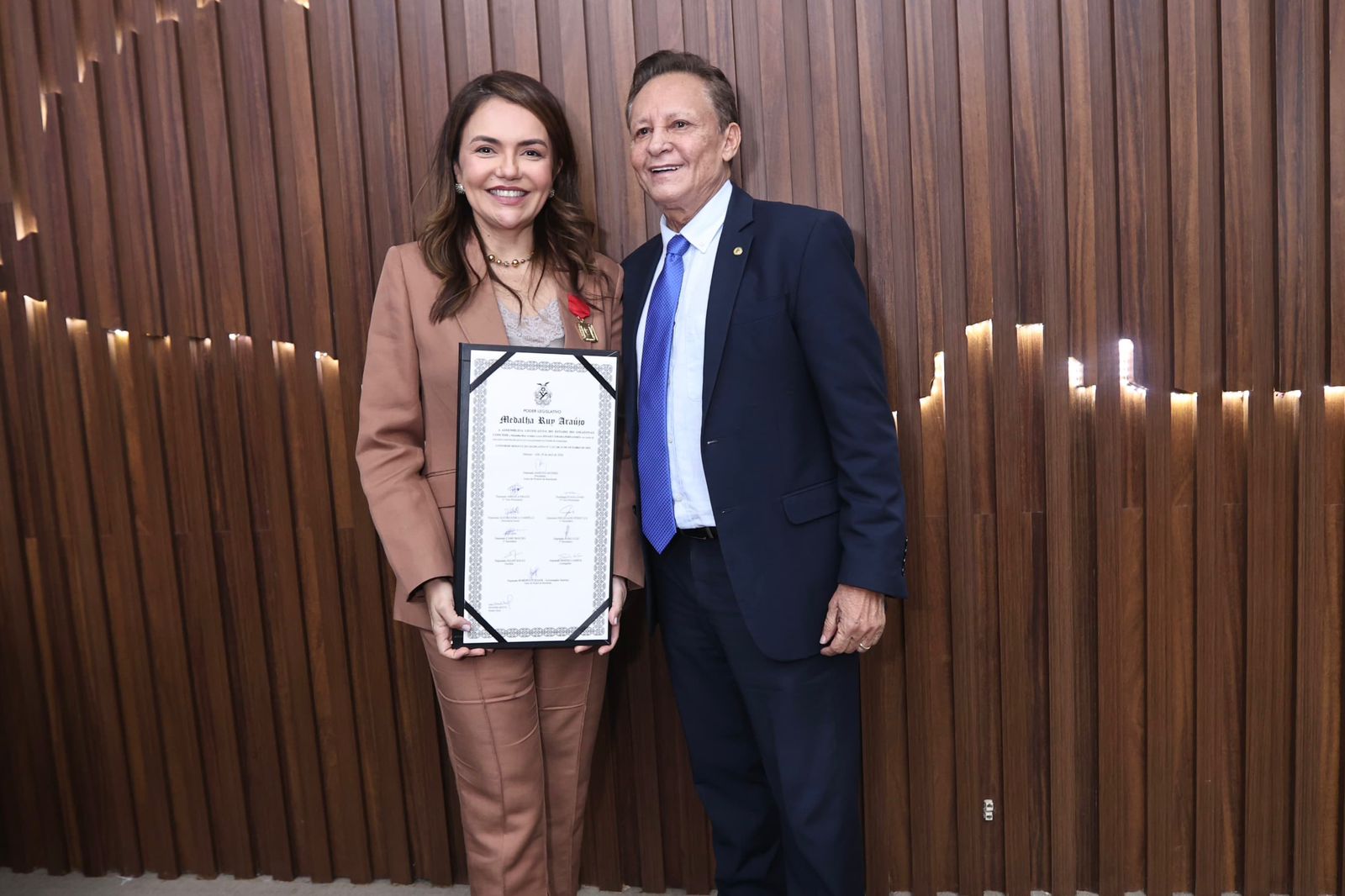Adjuto Afonso homenageia juíza com Medalha Ruy Araújo no AM
