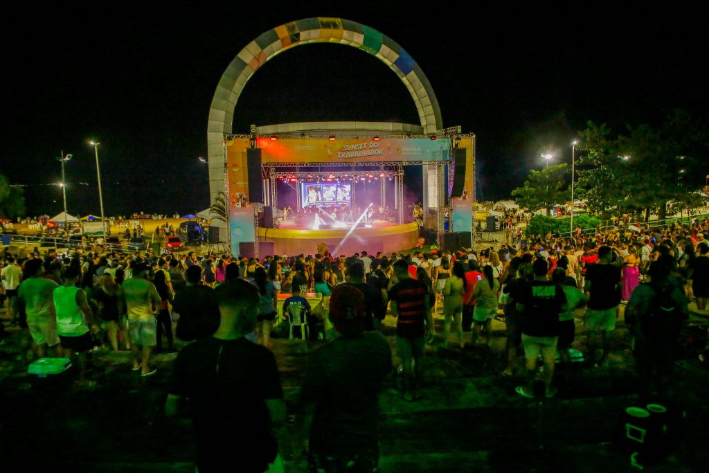 Público participa de evento da Festa do Trabalhador na Ponta Negra em Manaus