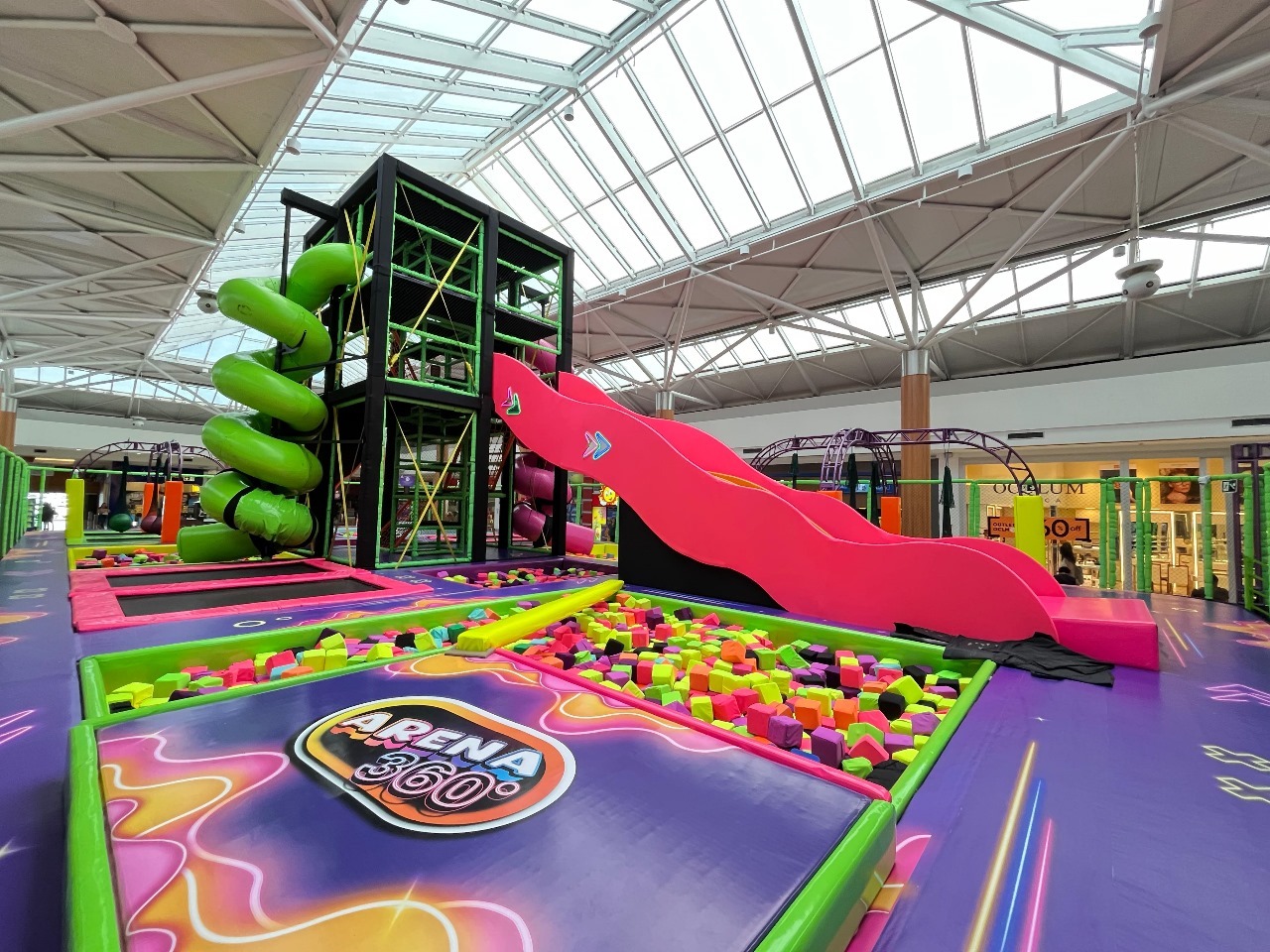 Arena 360 promove balada anos 2000 em shopping de Manaus