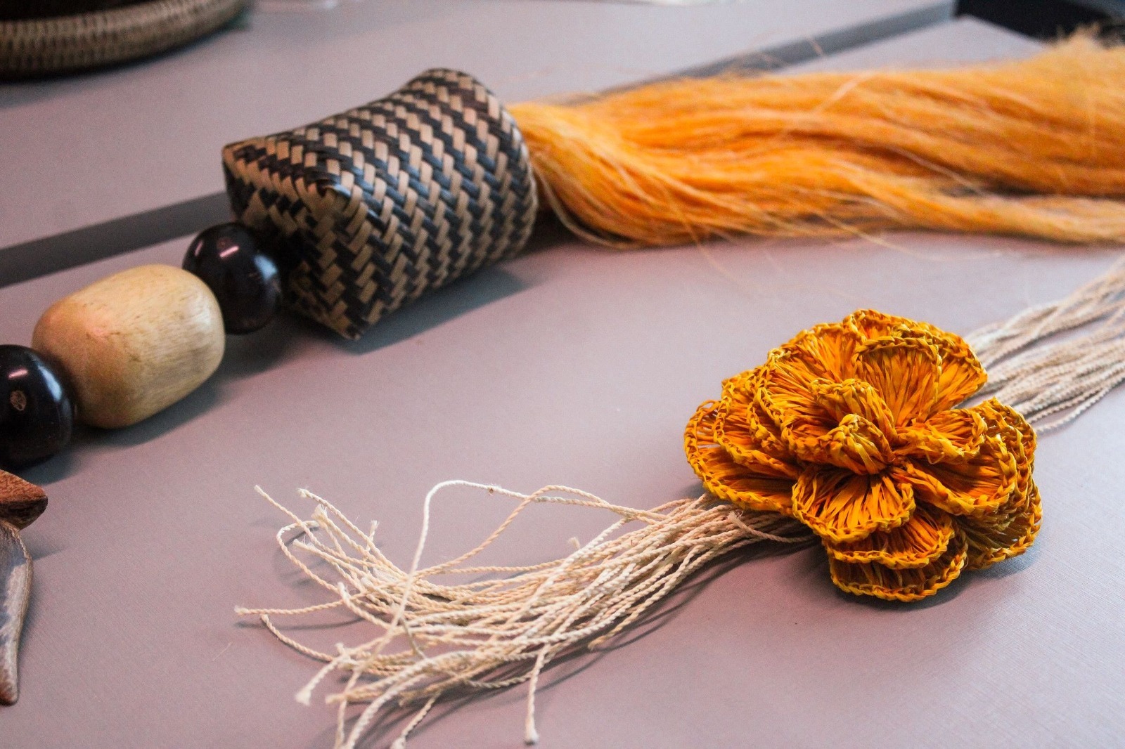 Moda com insumos da floresta vira estratégia de geração de renda no Amazonas