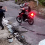 VÍDEO: Dupla armada encurrala vítimas e rouba celulares em Manaus