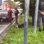 Baleado, homem tenta chegar a hospital, mas desmaia no meio-fio de avenida em Manaus
