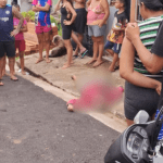Homem cai de moto ao ser baleado no Amazonas