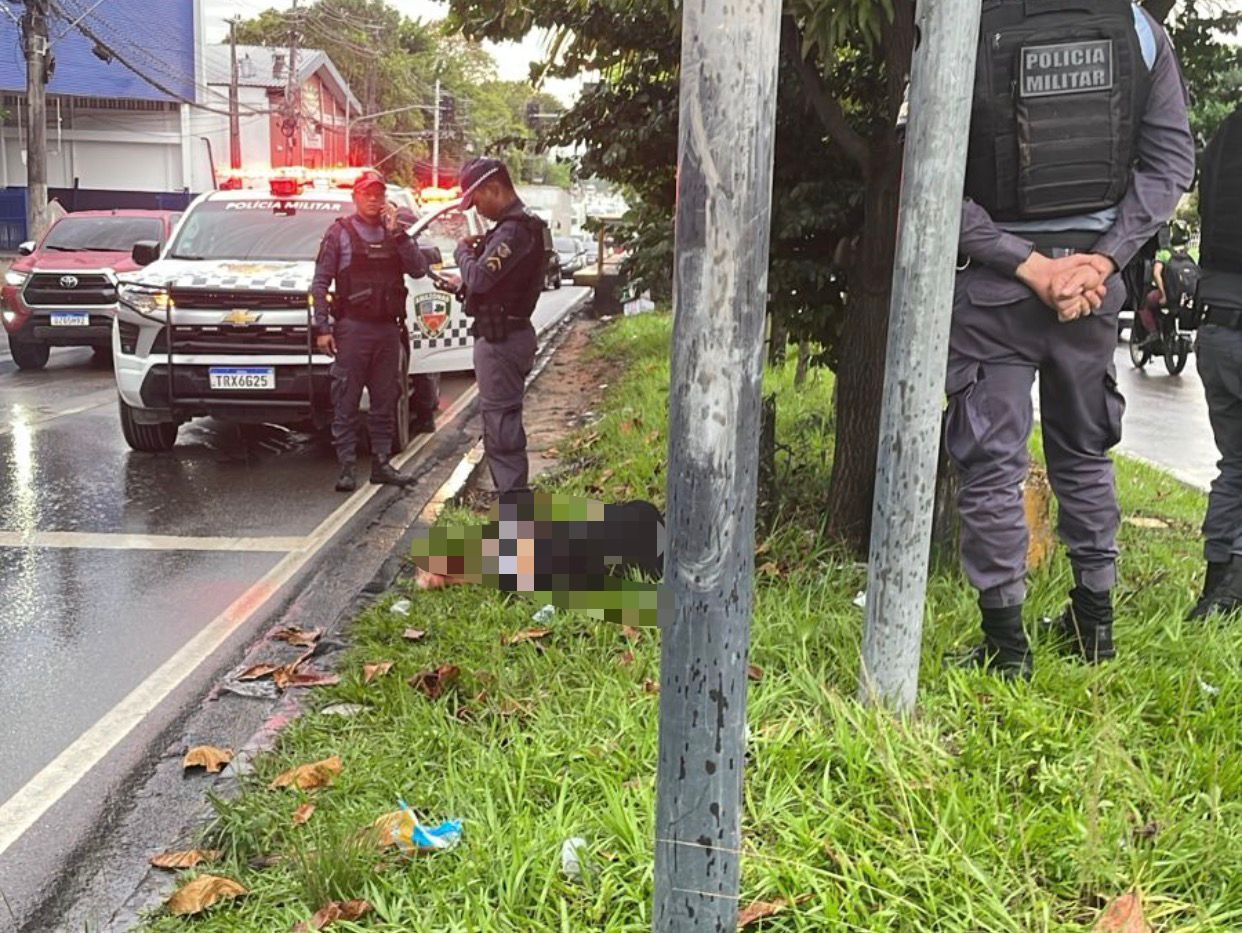 Baleado, homem tenta chegar a hospital, mas desmaia no meio-fio de avenida em Manaus