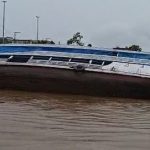 VÍDEO: Embarcação afunda próximo à orla de Manacapuru