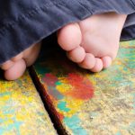 Criança de um ano morre engasgada com unha postiça da mãe