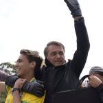 Flávio Bolsonaro diz que postura crítica de Eduardo a Nikolas ‘não é inteligente’