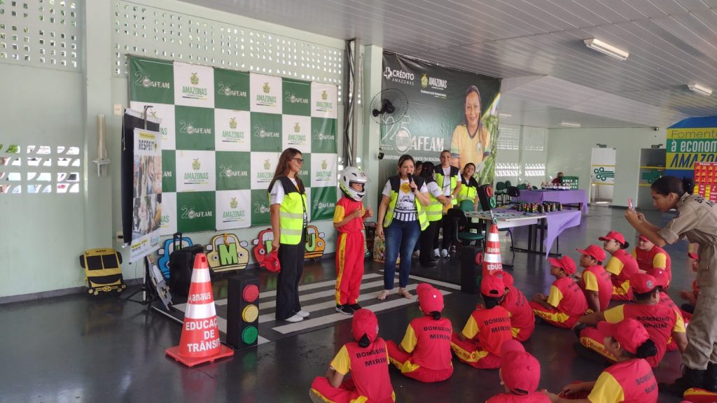 Equipe do IMMU realizando atividades com aluno