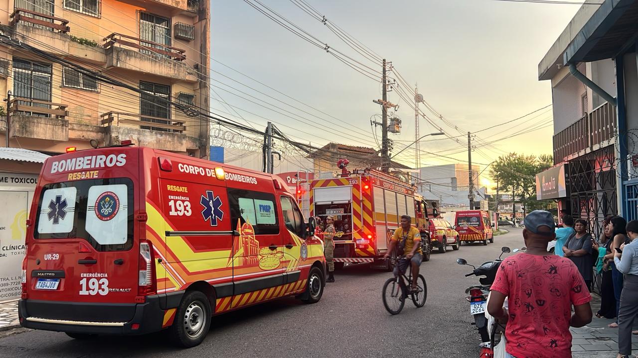 Curto-circuito provoca incêndio em gráfica e gera pânico em Manaus