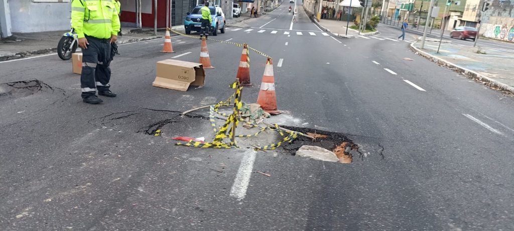 Buraco na avenida Constantino Nery após afundamento de pista em Manaus