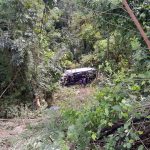 Caminhão cai em área de mata no Distrito Industrial