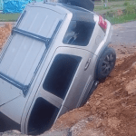 Vídeo mostra carro ‘engolido’ por cratera em Manaus