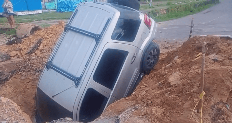 Carro é 'engolido' por cratera sem sinalização em Manaus