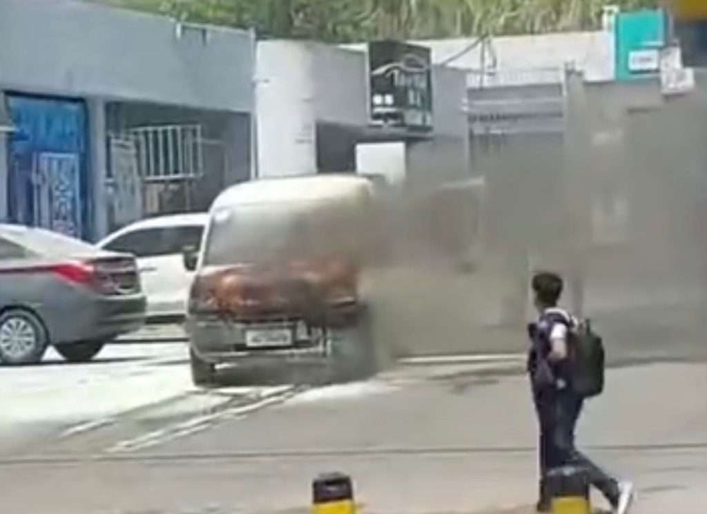 Carro em chamas em posto de combustíveis no bairro Petrópolis em Manaus