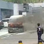 Carro em chamas em posto de combustíveis no bairro Petrópolis em Manaus