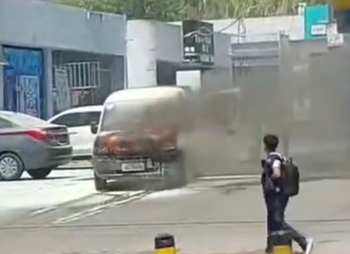 VÍDEO: Carro pega fogo em posto de combustíveis na Zona Sul de Manaus