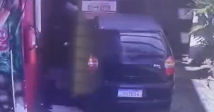 VÍDEO: Motorista derruba portão e foge de motel sem pagar conta em Manaus