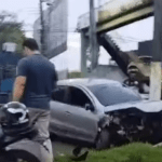 VÍDEO: Carro bate em pilastra de viaduto e deixa trânsito lento durante feriado em Manaus