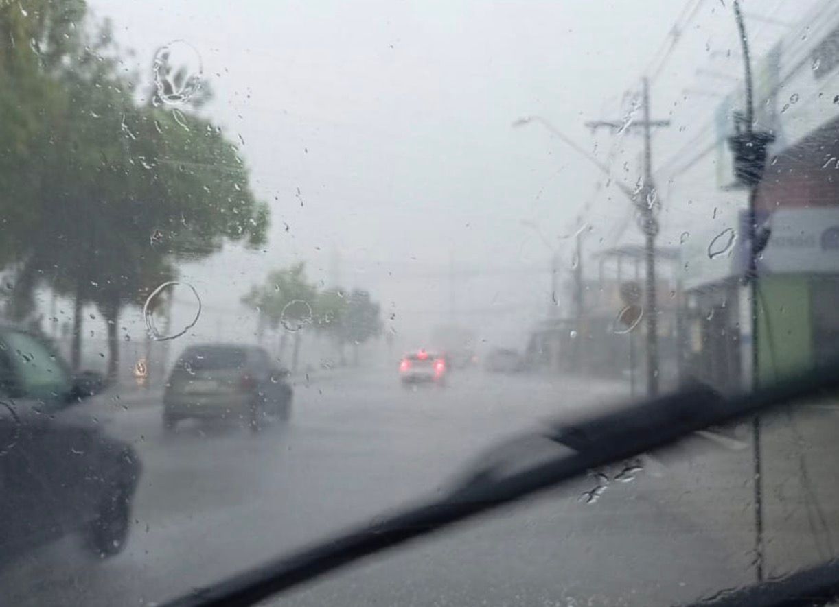 Manaus entra em alerta para chuvas intensas e risco severo