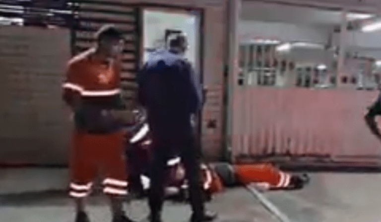 Coletor de lixo tem perna esmagada por caminhão durante serviço em condomínio de Manaus