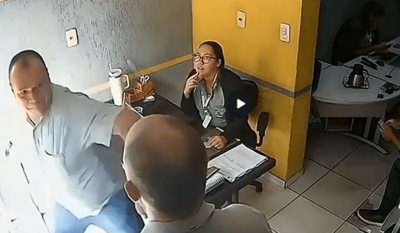 Briga entre gerentes por coroa de flores termina em agressão dentro de funerária