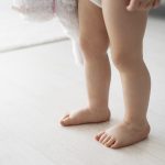 Criança de 2 anos é resgatada após ser abandonada sozinha em rua de Novo Airão