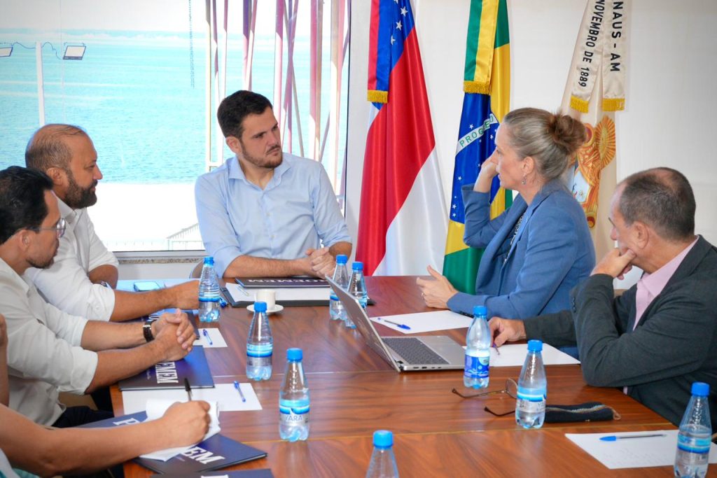 Prefeito de Manaus, Renato Junior, acompanhado do titular da Semed, Arone Bentes, e equipe, e dos representantes do BID durante reunião