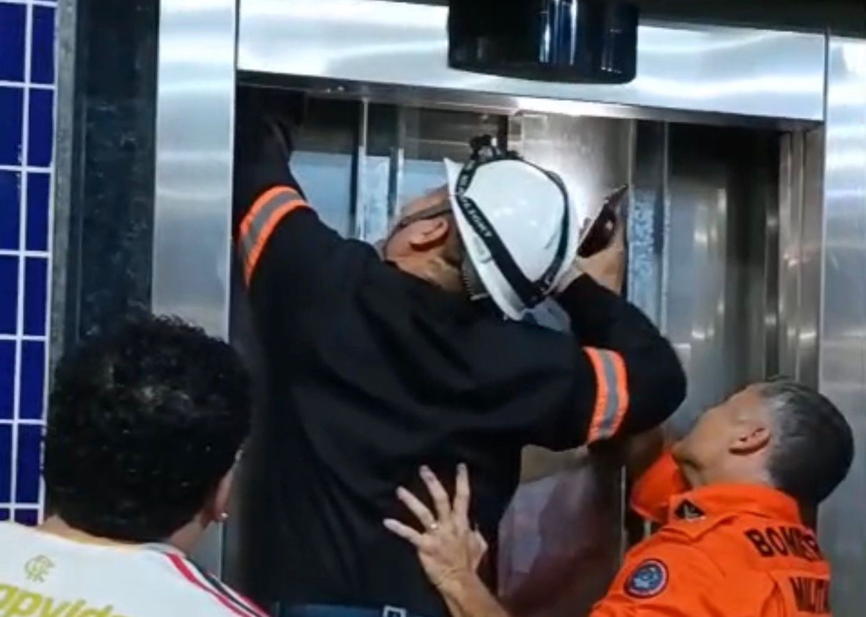 VÍDEO: Adolescentes ficam presos em elevador de passarela em Manaus