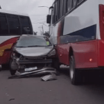 VÍDEO: Engavetamento com dois micro-ônibus destrói muro de casa em Manaus