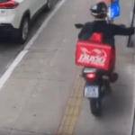 VÍDEO: Falso entregador invade calçada e rouba celular de mulher