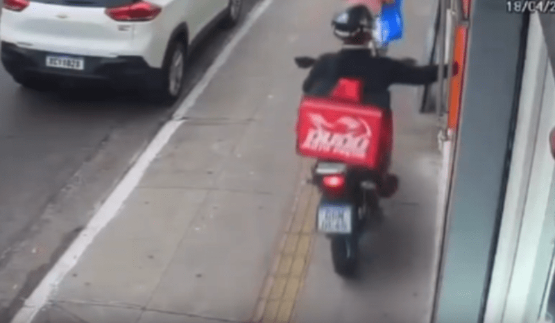 VÍDEO: Falso entregador invade calçada e rouba celular de mulher dentro de loja