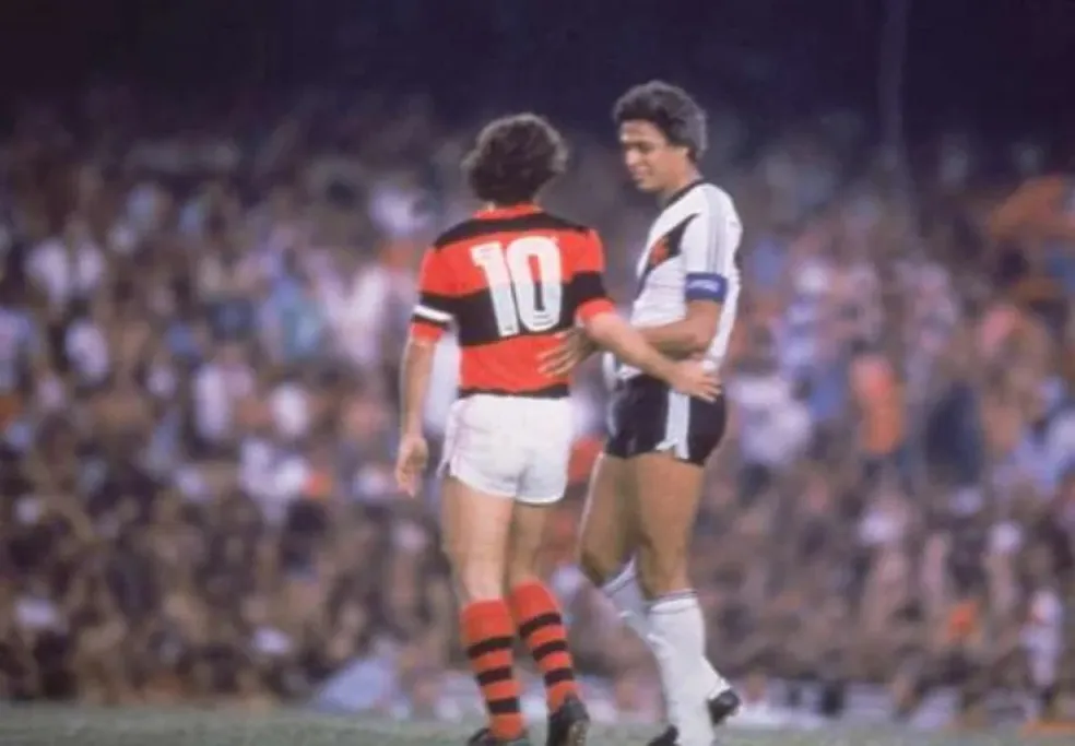 Zico, pelo Flamengo, e Roberto Dinamite, pelo Vasco, em campo