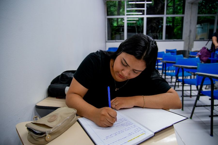 Indígena aprovada no Sisu antes de concluir ensino médio garante vaga na Ufam