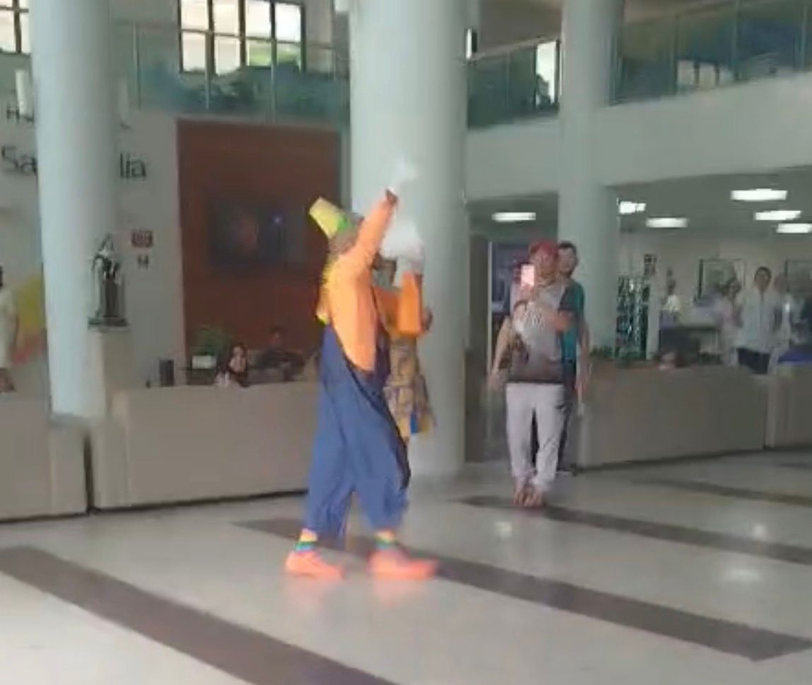 VÍDEO: Homem vestido de palhaço ‘invade’ hospital de Manaus em protesto