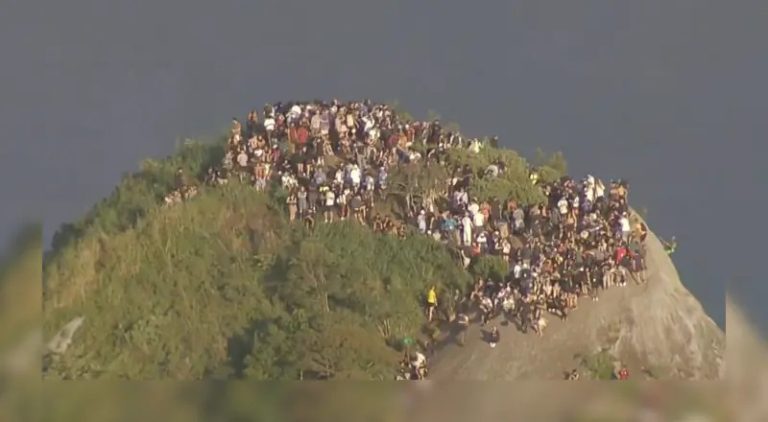 Vídeo mostra turistas ilhados no alto de morro durante tiroteio no Rio de Janeiro