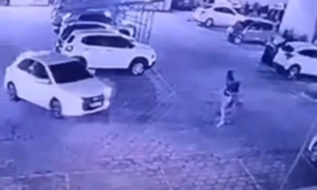 inasta quebra a perna após ser atropelada dentro de condomínio