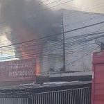 VÍDEO: Incêndio destrói andar superior de casa no Santo Antônio