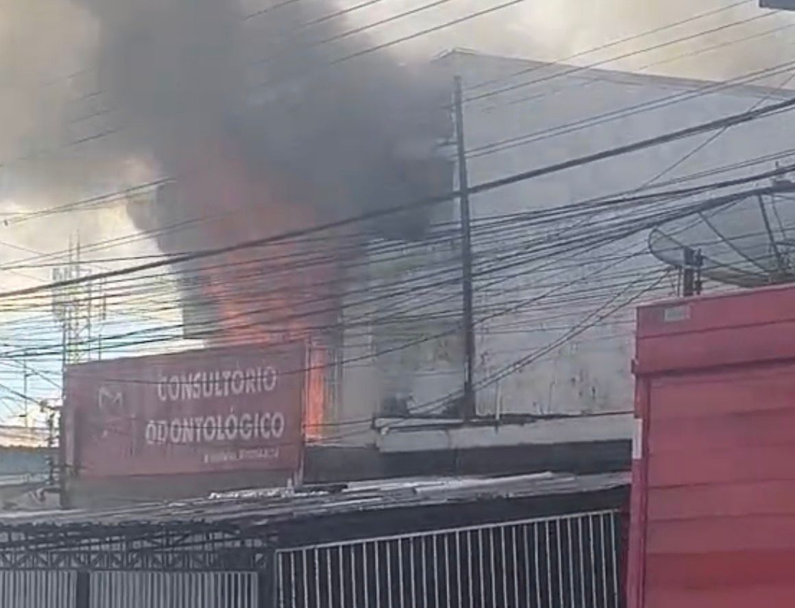 VÍDEO: Incêndio destrói andar superior de casa no Santo Antônio