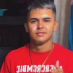 Amigos de jovem morto em abordagem policial fazem manifestação